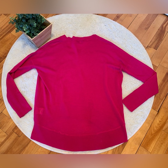 John & Jenn Lightweight V Neck Long Sleeve - Picture 4 of 9